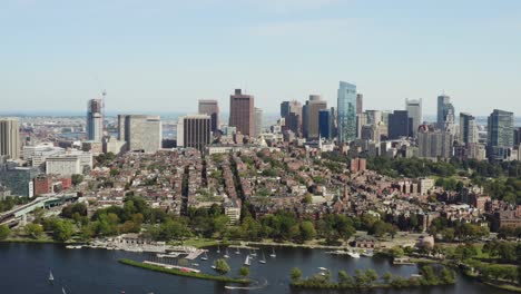 Vista-Aérea-Del-Horizonte-Del-Distrito-Financiero-De-Boston-Con-Drones-Del-Río-Charles-Filmados-En-4k,-Massachusetts,-Estados-Unidos