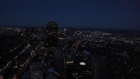 Skyline-Von-Boston-Während-Der-Abendstunden-Von-Der-Aussichtsplattform-Eines-Wolkenkratzers-In-4K