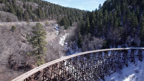 Drohnenschuss-Im-Rückflug-Zeigt-Eine-Historische-Schmalspur-Fachwerkbahn-In-Den-Bergen-Von-New-Mexico-In-Der-Nähe-Von-Cloudcroft