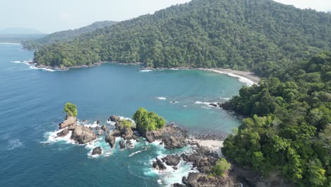 Malerische-Bucht-Mit-Weißem-Sandstrand-Und-üppigem-Dschungel-Im-Hintergrund-Im-Utría-Nationalpark-In-Der-Nähe-Von-Bahía-Solano-Im-Departement-Chocó-An-Der-Pazifikküste-Kolumbiens