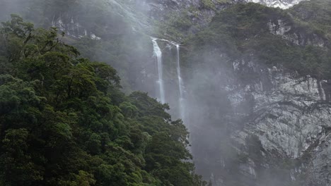 Nebel-Schwebt-Vor-Einem-Wasserfall-über-Dem-Tropischen-Wald-In-Neuseeland