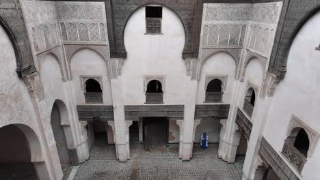 Auténtica-Residencia-Palacio-Riad-En-La-Medina-De-Fez,-Marruecos,-Vista-De-Ventana