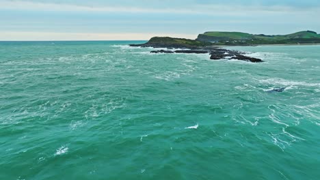 Luftbildübersicht-über-Felsige-Meeresgewässer-Am-Rand-Der-Porpoise-Bay-In-Neuseeland