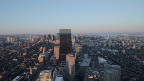 Horizonte-De-Boston-Durante-La-Hora-Dorada-Desde-Lo-Alto-De-Una-Plataforma-De-Observación-De-Rascacielos-En-4k