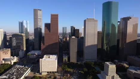 Vista-Aérea,-Rascacielos-Del-Horizonte-Del-Paisaje-Urbano-Del-Centro-De-Houston-Y-El-Ayuntamiento,-Texas,-Estados-Unidos