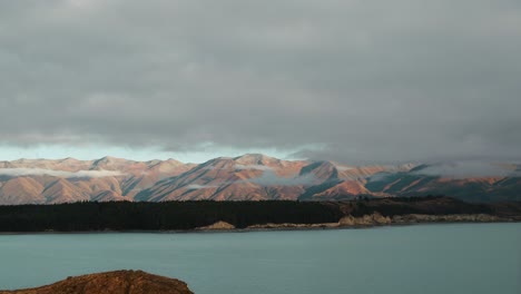 Malerisches-Panorama-Zeitraffer-See-Pukaki-Und-Ben-Ohau-Gebirge-In-Der-Nähe-Des-Berges