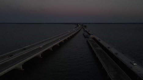 Luftaufnahme-Des-Verkehrs-Auf-Der-Sunshine-Skyway-Bridge-Während-Des-Wunderschönen-Sonnenuntergangs-In-Florida