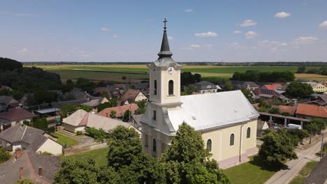 Paralaje-Aéreo-Alrededor-De-Una-Pequeña-Iglesia-De-Barrio-En-Batya,-Hungría