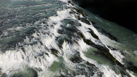 Malerischer-Gullfoss-Wasserfall-In-Der-Schlucht-Des-Flusses-Hvítá-Im-Südwesten-Islands-–-Luftaufnahme-Per-Drohne