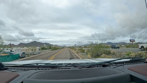 POV---Fahrt-Auf-Einer-Zufahrtsstraße-Entlang-Der-Interstate,-Vorbei-An-Einem-Campingplatz-In-Der-Wüste-Im-Südwesten-Der-USA