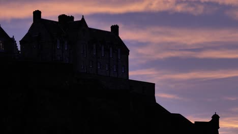 Silueta-De-Una-Sección-Cercana-Del-Castillo-De-Edimburgo-Al-Atardecer-En-Una-Noche-De-Invierno,-Escocia