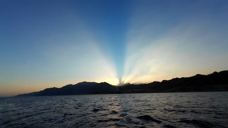 Wunderschöner-Sonnenuntergang-über-Dem-Roten-Meer,-Dahab,-Sinai-Halbinsel,-Ägypten---Weitwinkelaufnahme