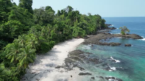 Abgeschiedener-Weißer-Sandstrand-Mit-Dschungelkulisse-Im-Utría-Nationalpark-In-Der-Nähe-Von-Bahía-Solano-Im-Departement-Chocó-An-Der-Pazifikküste-Kolumbiens