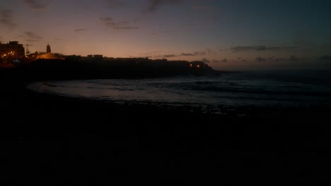 Kameraschwenk,-Blaue-Stunde,-Slow-Motion-Wellen-Am-Beeble-Beach-In-Playa-La-Caleta-De-Interián-Auf-Teneriffa,-Kanarische-Inseln