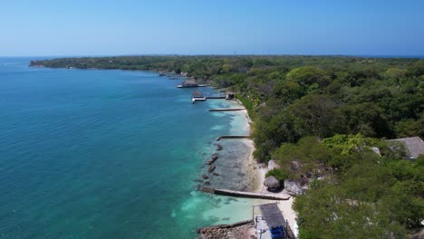 Vista-Aérea-De-La-Exuberante-Isla-Tropical-Y-La-Playa-En-El-Mar-Caribe,-Disparo-De-Drones