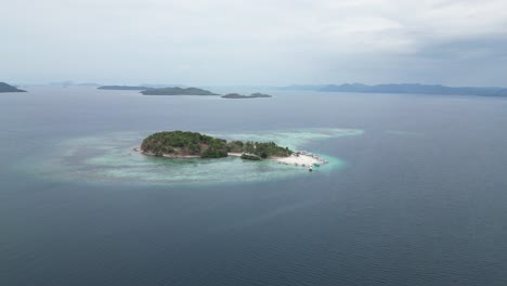 Weite-Drohnenansicht-Von-Pass-Island-In-Coron,-Philippinen