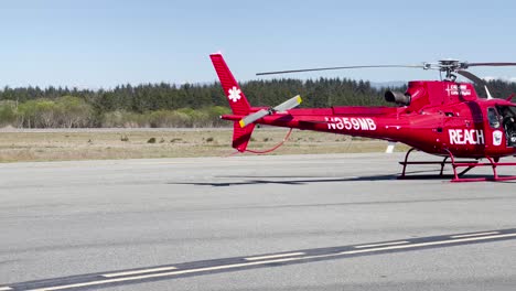 Cal-Ore-Life-Flight-Ambulanzhubschrauber-Und-Rettungsflugzeug-Beim-Abheben-Vom-Crescent-City-Airport,-Kalifornien