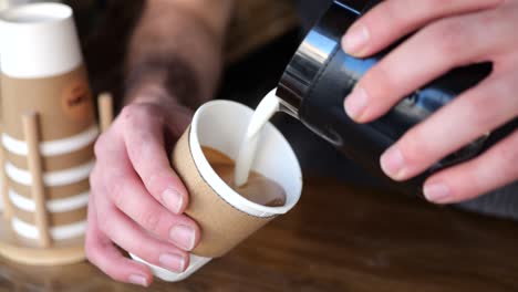 Verter-Leche-En-Una-Taza-De-Café,-Primer-Plano