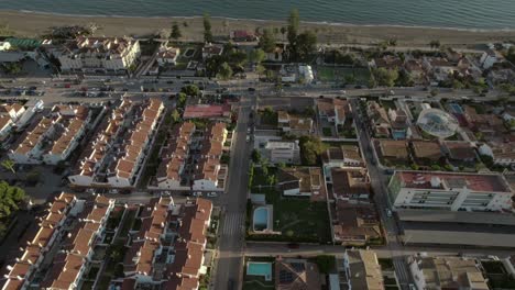 Entdecken-Sie-Den-Charme-Von-Malaga,-Spanien,-Mit-Unseren-Fesselnden-Drohnenaufnahmen,-Die-Das-Rincon-House-Einfangen,-Eingebettet-Zwischen-Häusern-Mit-Roten-Dächern,-Mit-Atemberaubendem-Meerblick-Jenseits-Der-Küstenstraße