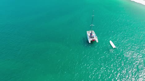 Segelboot-Am-Ruhigen-Strand