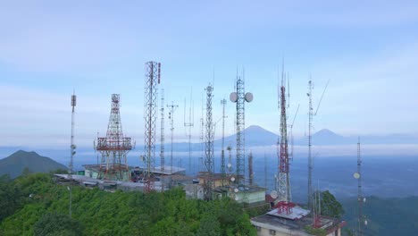 La-Estación-Meteorológica-En-El-Monte-Telomoyo-En-Indonesia