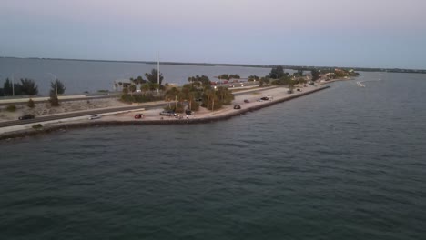 Vista-Aérea-Del-Tráfico-En-El-Puente-Sunshine-Skyway.