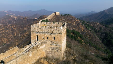 Antigua-Torre-Con-Escalera-En-La-Sección-Jinshanling-De-La-Gran-Muralla-China-En-La-Mañana-Brumosa