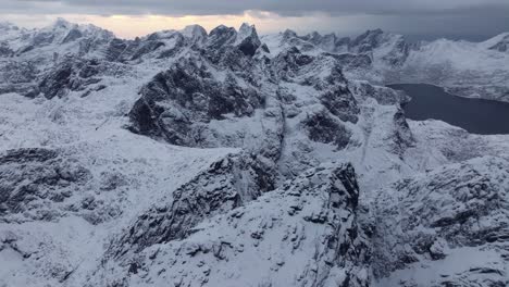 Luftaufnahme-Der-Schönen-Landschaft-Des-Schneebedeckten-Berges-Norwegens-Im-Winter