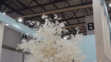 Eleganter-Weißer-Kunstbaum,-Der-In-Innenräumen-Wächst-Und-Ein-Modernes-Botanisches-Dekor-Bietet