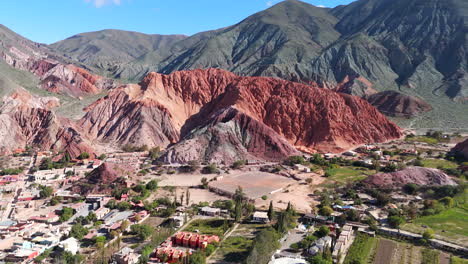 Fußballplatz-Am-Fuße-Des-Cerro-De-Los-Siete-Colores-In-Purmamarca,-Jujuy,-Argentinien