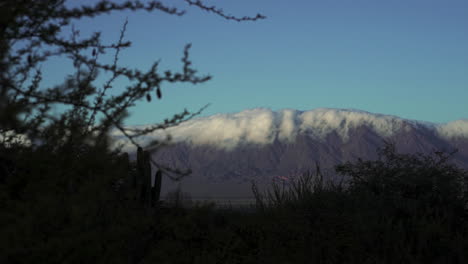 Time-lapse-De-La-Cordillera-De-Los-Andes-En-Un-Hermoso-Día-Soleado-Con-Nubes-Abrazando-Las-Montañas