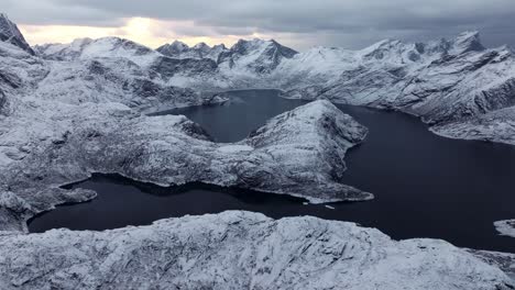 Luftaufnahme-Der-Schönen-Landschaft-Des-Schneebedeckten-Berges-Norwegens-Im-Winter