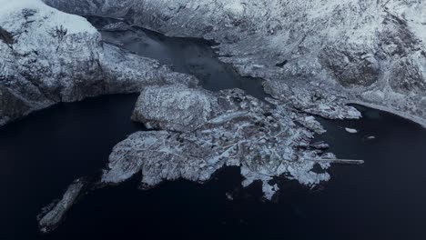 Luftaufnahme-Der-Schönen-Landschaft-Des-Schneebedeckten-Berges-Norwegens-Im-Winter