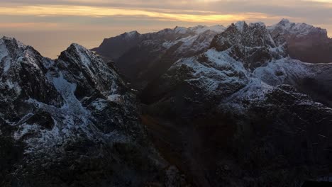 Vista-Aérea-Del-Hermoso-Paisaje-De-La-Montaña-Nevada-De-Noruega-Durante-El-Invierno