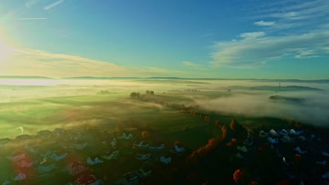 Nebelige-Wolken-Verstreut-über-Dem-Dorf-Auf-Dem-Land-Bei-Sonnenaufgang