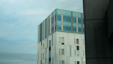 Vista-Estática-De-Un-Edificio-En-Particular-Con-Tapa-De-Cristal.