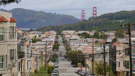 Vista-De-La-Calle-De-La-Ciudad-Urbana-De-San-Francisco-Con-El-Puente-Golden-Gate-Al-Fondo,-California,-Estados-Unidos