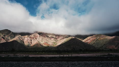 Lapso-De-Tiempo-De-Coloridas-Montañas-En-La-Provincia-Argentina-De-Jujuy