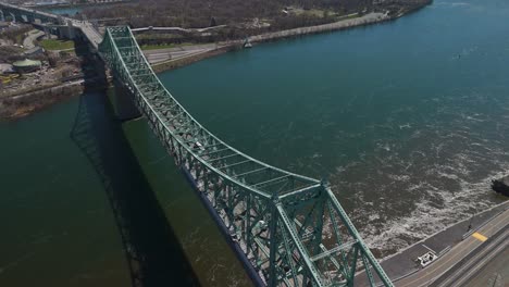Drohne-Dreht-Sich-Um-Das-Berühmte-Brückenwahrzeichen-In-Quebec,-Montreal,-Kanada,-Die-Jacques-Cartier-Brücke