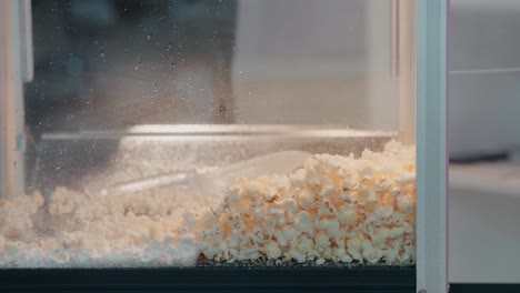 Eine-Kugel-Flauschiges-Popcorn-Wird-An-Einem-Imbissstand-Serviert