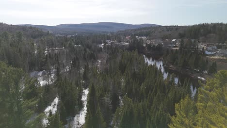 Paisaje-Aéreo-Bosque-De-Pinos-Con-Paisaje-Invernal-Blanco-Como-La-Nieve-En-Saint-côme-Es-Un-Municipio-De-La-Región-De-Lanaudière-De-Quebec