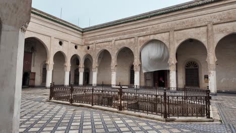 Dentro-Del-Palacio-El-Glaoui-En-Fes,-Fez-Marruecos-Deteriorado-Riad-Elite-House