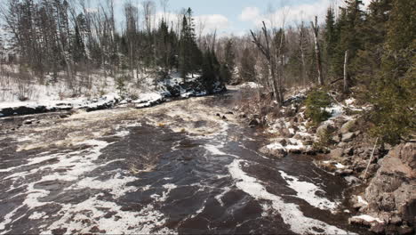 Frühlingsschmelzwasser-Fließt-Durch-Eine-Felsige-Landschaft-Im-Norden-Von-Minnesota