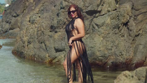 An-Den-Sonnenverwöhnten-Stränden-Von-Tobago-Findet-Eine-Frau-Im-Bikini-Glückseligkeit-In-Der-Ruhe-Eines-Abgeschiedenen-Felsenpools