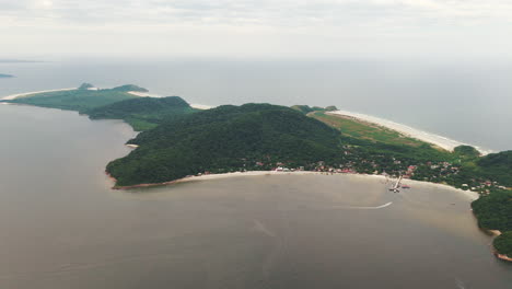 Vista-Aérea-De-Ilha-Do-Mel,-Un-Destino-Famoso-En-La-Costa-De-Paraná,-Brasil,-Famoso-Por-Su-Belleza-Natural-Y-Playas-Vírgenes.