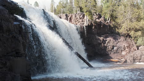 Annäherung-An-Den-Wasserfall-Im-Norden-Von-Minnesota,-Eingebettet-Zwischen-Hoch-Aufragenden-Kiefern
