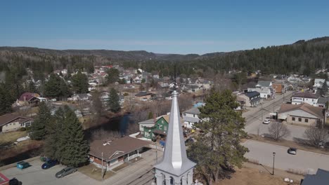 Alte-Kolonialkirche-In-Saint-Côme-Ist-Eine-Gemeinde-In-Der-Region-Lanaudière-In-Quebec,-Kanada,-Luftaufnahmen