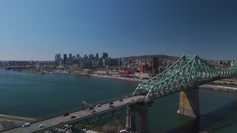 Vista-Aérea-Del-Tráfico-De-Automóviles-En-El-Puente-Jacques-Cartier-Puente-Voladizo-Que-Cruza-El-Río-San-Lorenzo-Desde-La-Isla-De-Montreal,-Quebec,-Canadá