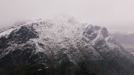 Luftaufnahme-Der-Schönen-Landschaft-Des-Schneebedeckten-Berges-Norwegens-Im-Winter