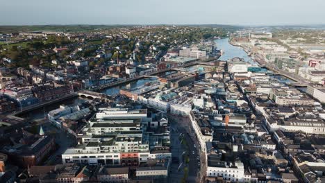 Vista-Aérea-De-La-Ciudad-De-Cork,-Irlanda,-Al-Final-De-La-Tarde-Sobre-La-Calle-De-San-Patricio-4k-Parte-2